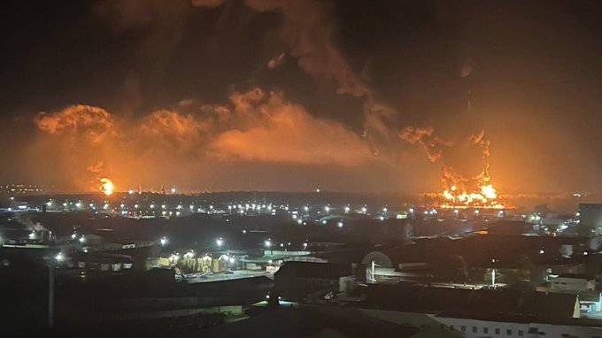 Hatalmas robbanások után lángol egy nyugat-oroszországi olajtározó és még valami – videók