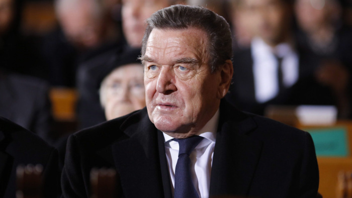 Pert vesztett Gerhard Schröder a Bundestag ellen