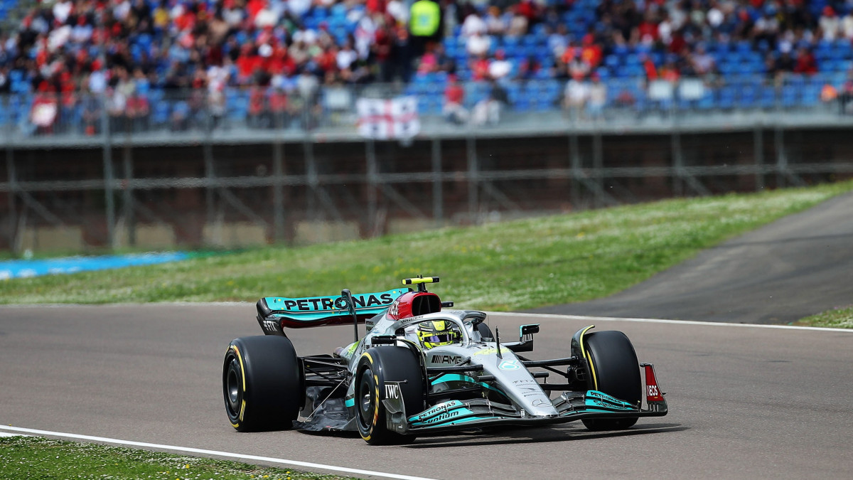 Lewis Hamilton, a Mercedes brit versenyzője a Forma-1-es autós gyorsasági világbajnokság Emilia Romagna Nagydíjának sprintfutamában az imolai pályán 2022. április 23-án. A futamot április 24-én rendezik.