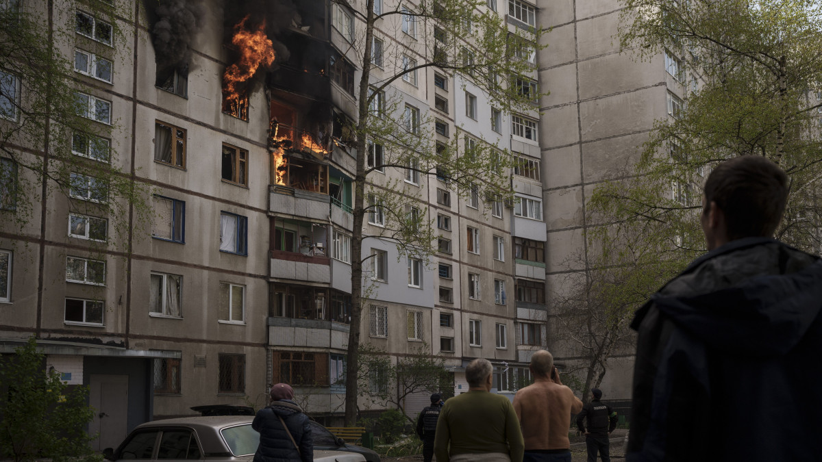 Orosz támadásban kigyulladt lakóépület Harkivban 2022. április 25-én.