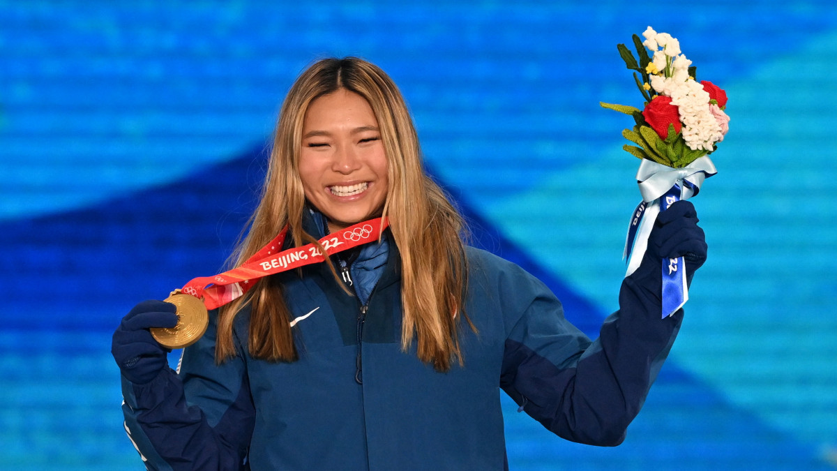 Az aranyérmes amerikai Chloe Kim a hódeszkások női félcső számának éremosztóján a pekingi téli olimpián, a csangcsiakoui zónában lévő Kenting Havas Parkban 2022. február 10-én.