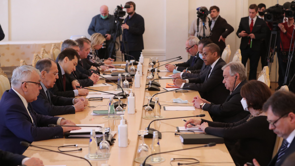 António Guterres ENSZ-főtitkár (j3) megbeszélést folytat Szergej Lavrov orosz külügyminiszterrel (b2) Moszkvában 2022. április 26-án.