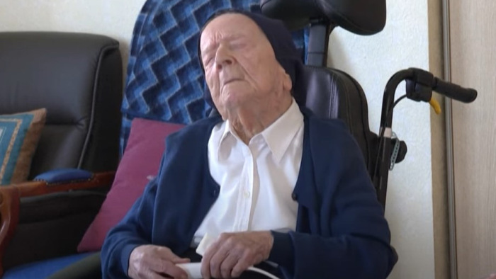 Egy koronavírus-túlélő apáca lett a világ legidősebb embere