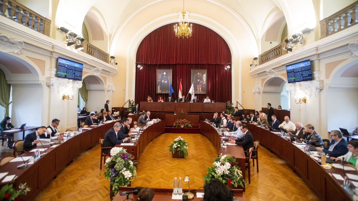 A Fővárosi Közgyűlés ülése a Városháza dísztermében 2022. április 27-én.