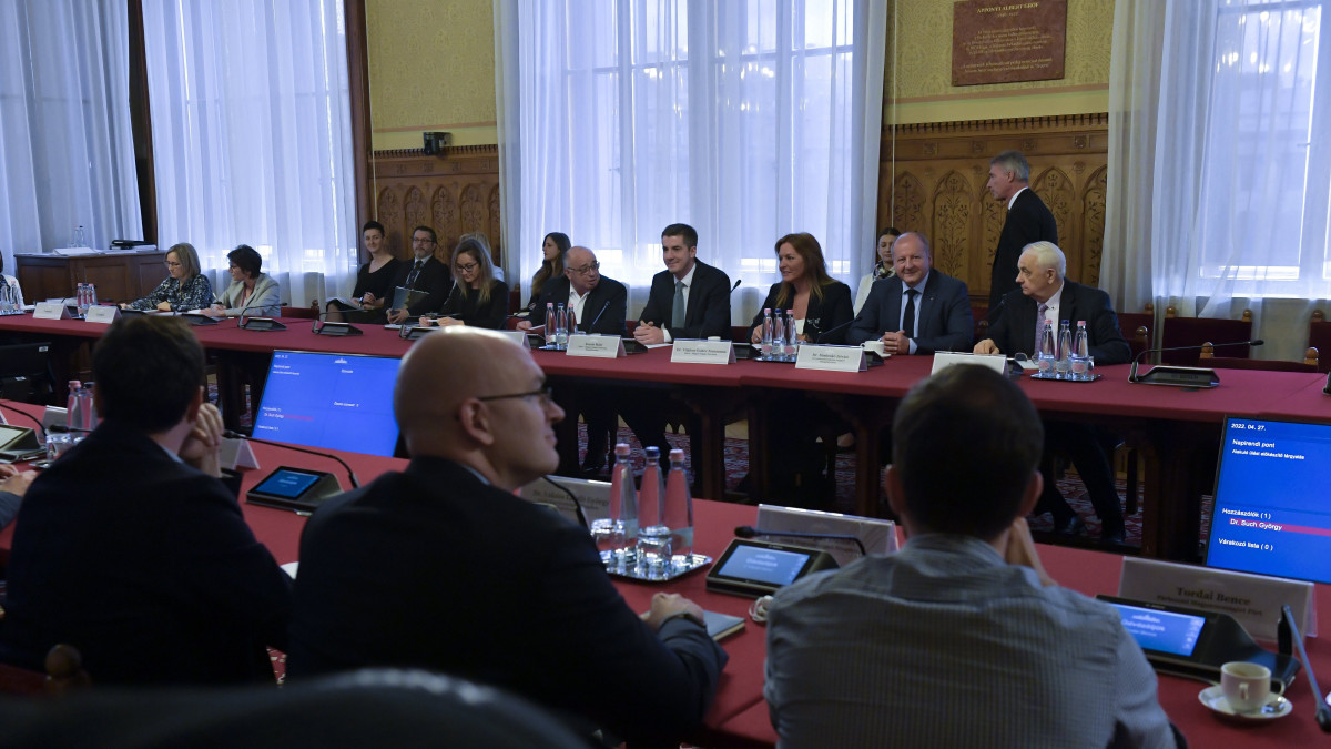 Kocsis Máté, a Fidesz (b5) és Simicskó István, a KDNP delegációvezetője (j2), valamint Balla György (b4) és Vitályos Eszter (j3), a Fidesz és Latorcai János (j), a KDNP delegációjának tagja az Országgyűlés alakuló ülését előkészítő második tárgyaláson az Országházban 2022. április 27-én.