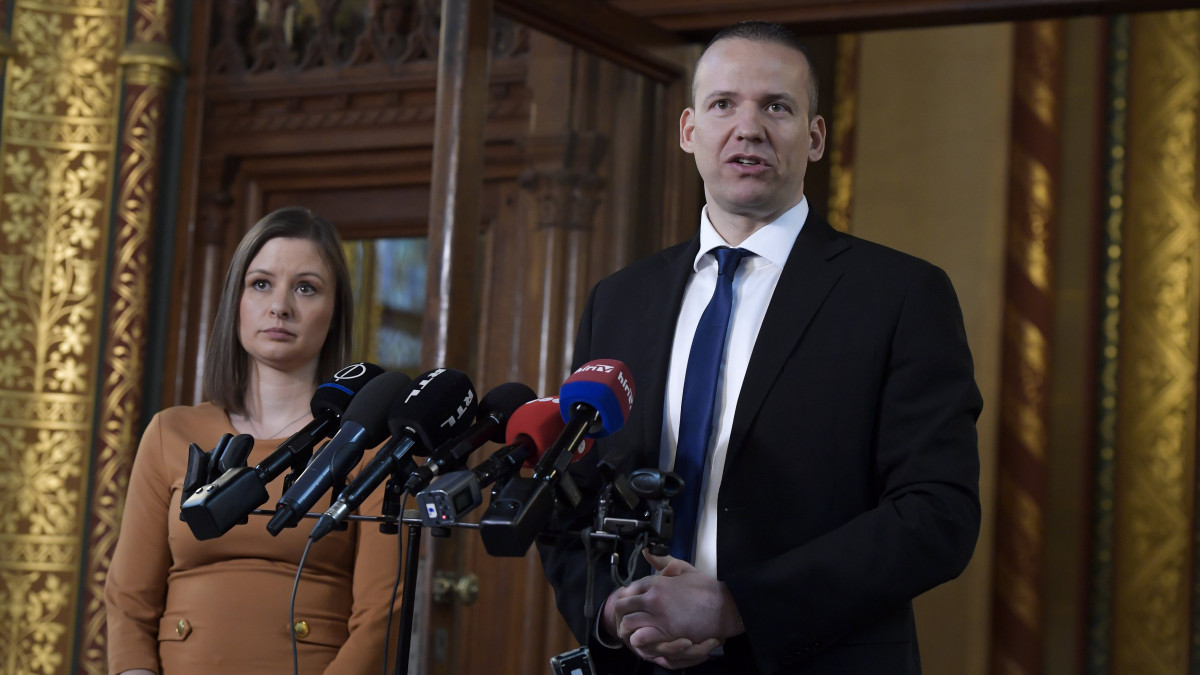 Dúró Dóra és Toroczkai László, a Mi Hazánk delegációjának tagjai nyilatkoznak a sajtónak az Országgyűlés alakuló ülését előkészítő második tárgyalás után az Országházban 2022. április 27-én.