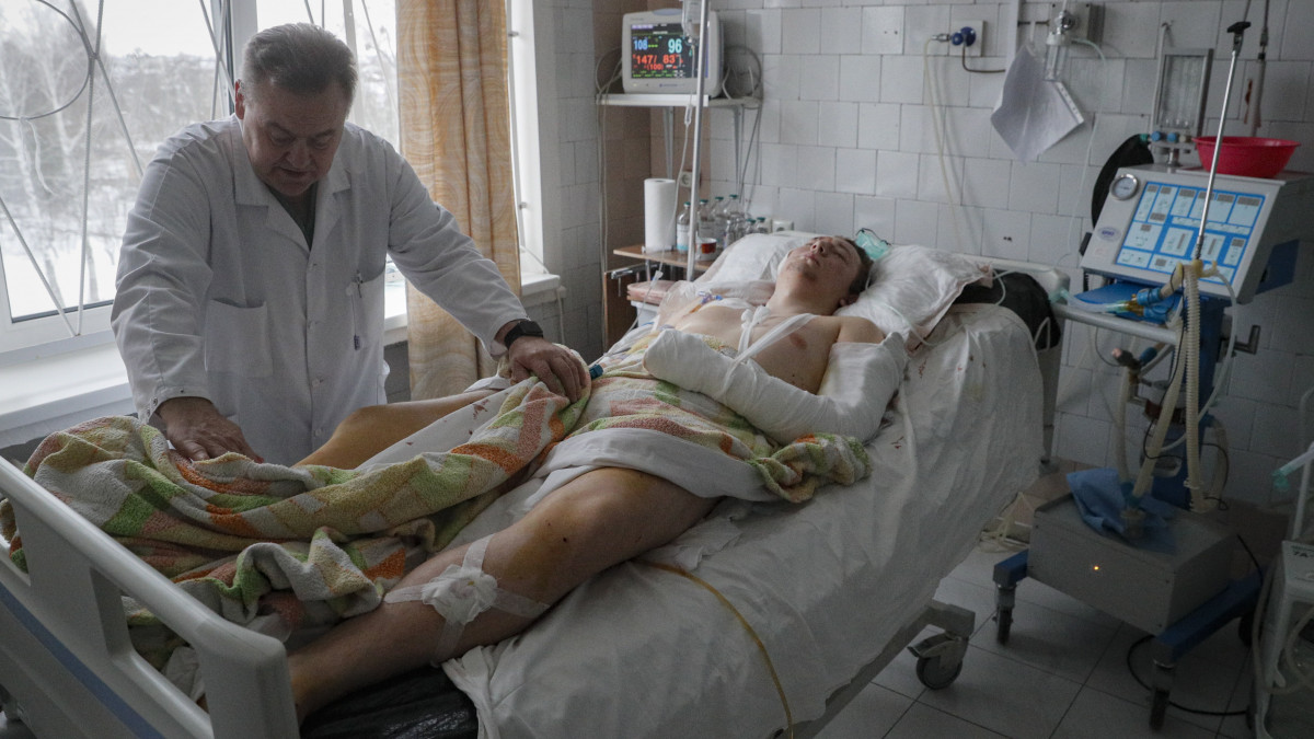 Az éjszakai orosz támadásokban megsebesült ukrán katonák egyikét ápolják a Kijev szomszédságában lévő Brovari kórházában 2022. március 1-jén. Vlagyimir Putyin orosz elnök február 24-én rendelte el katonai művelet végrehajtását Ukrajnában.