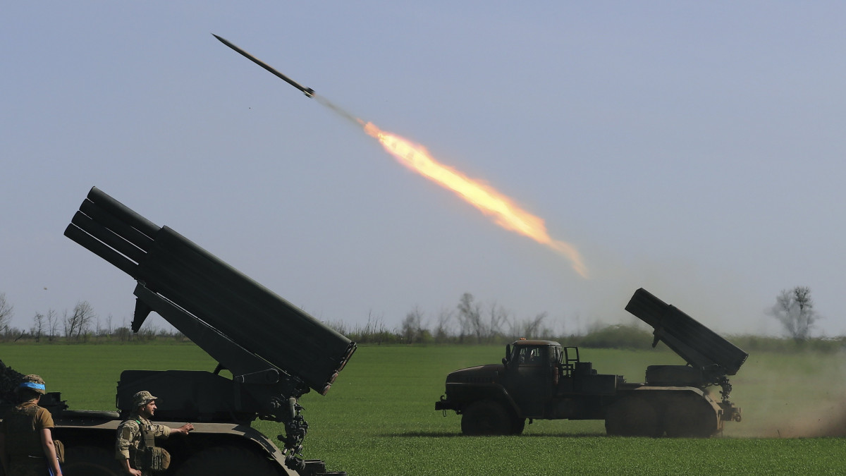 Ukrán csapatok rakétákat lőnek ki a kelet-ukrajnai Popasznajában 2022. április 26-án.
