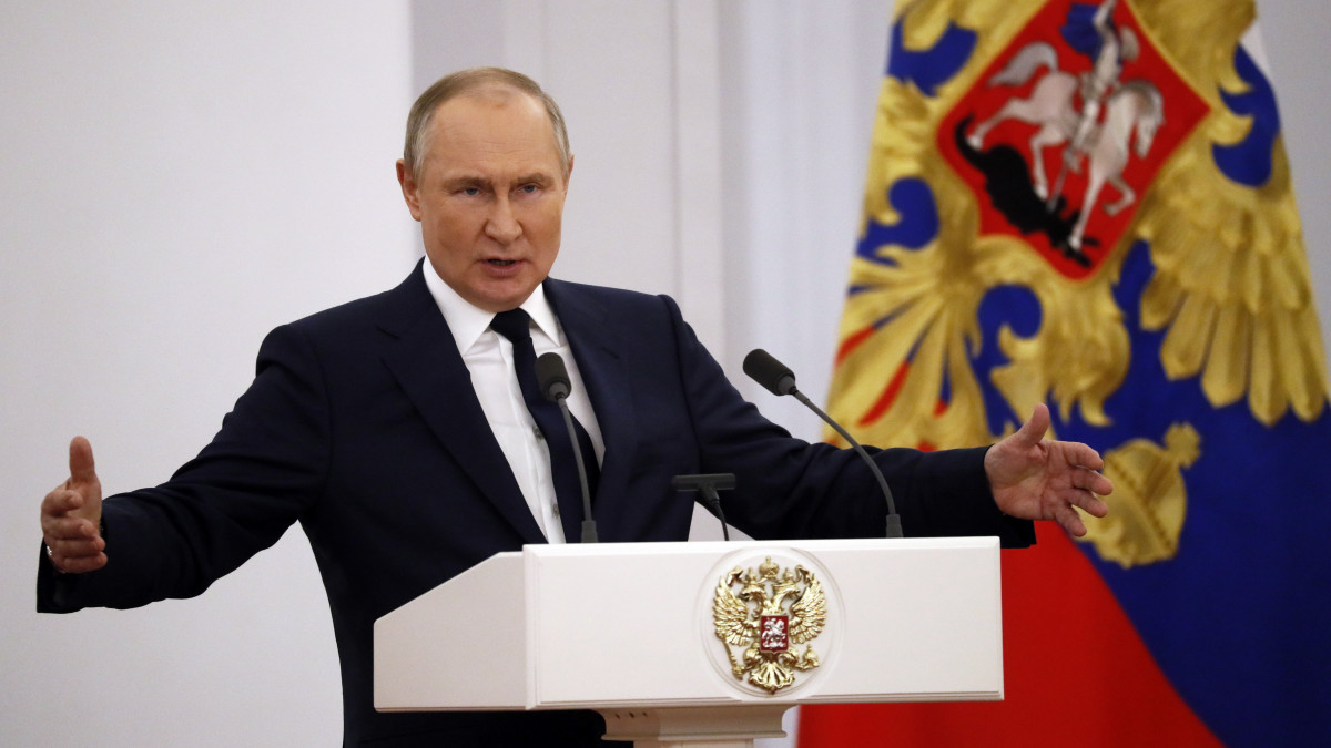 Vlagyimir Putyin orosz elnök beszédet mond a 2022-es pekingi téli olimpián aranyérmet nyert sportolók állami kitüntetési ünnepségén a moszkvai Kremlben 2022. április 26-án.