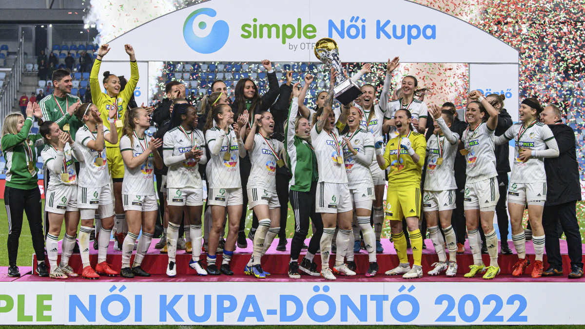Az ETO FC Győr játékosai ünnepelnek, miután 1-0-ra nyertek a labdarúgó Női Magyar Kupa döntőjében a Haladás Viktória ellen játszott mérkőzésen az Új Hidegkuti Nándor Stadionban 2022. április 27-én.