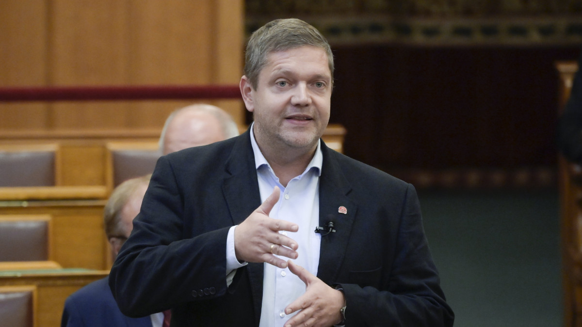 Tóth Bertalan, az MSZP frakcióvezetője felszólal az Országgyűlés őszi időszakának nyitóülésén 2021. szeptember 20-án.