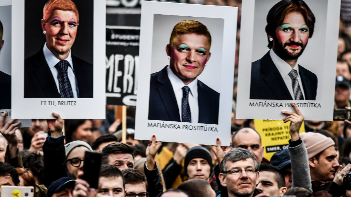 Pozsony, 2018. március 16.Robert Fico szlovák miniszterelnök lemondását ünneplik tüntetők, akik Ján Kuciak szlovák tényfeltáró újságíró és élettársa, Martina Kusnirová meggyilkolásának alapos kivizsgálását követelik Pozsonyban 2018. március 16-án. A gúnyképek Bugár Bélát, a Híd - Most párt elnökét, Robert Fico lemondott miniszterelnököt és Robert Kalinák lemondott belügyminisztert (b-j) ábrázolják. (MTI/EPA/Christian Bruna)