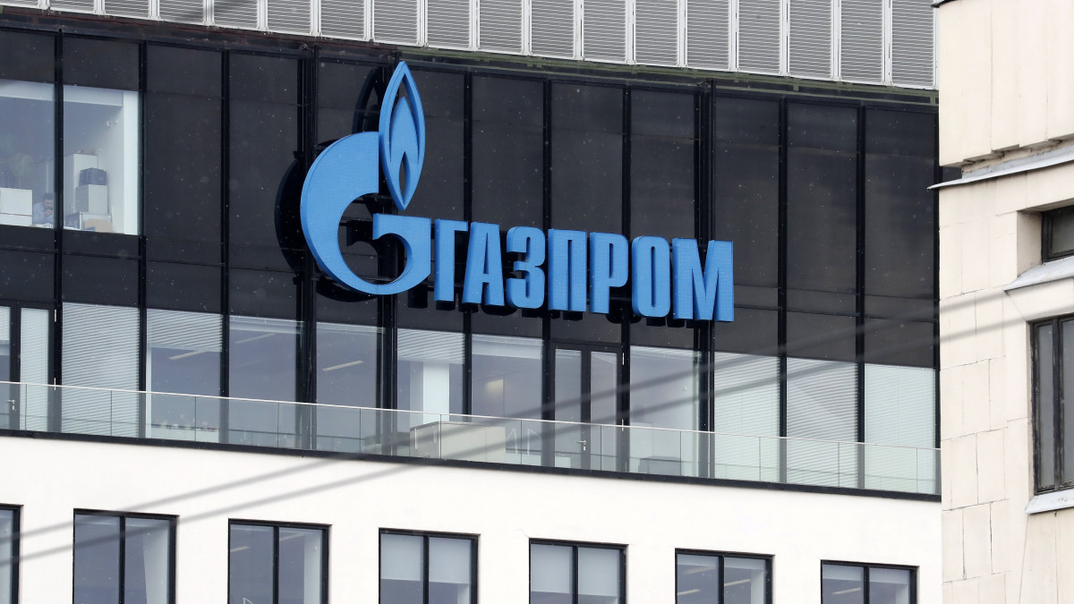 A Gazprom orosz gázipari holding logója szentpétervári épületén 2022. április 27-én. A Gazprom ezen a napon leállította a gázszállítást a bolgár Bulgargaz és a lengyel PGNiG vállalatnak, mivel nem fizettek rubelben a megállapított határidőn belül.