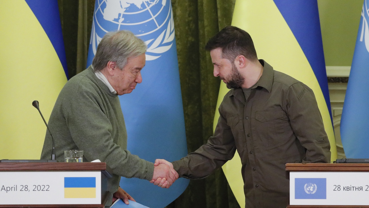 Antonió Guterres ENSZ-főtitkár (b) és Volodimir Zelenszkij ukrán elnök kezet fog közös sajtóértekezletükön, Kijevben 2022. április 28-án. Guterres előző nap érkezett Ukrajnába, miután Moszkvában találkozott Vlagyimir Putyin orosz elnökkel, akit arra kért, hogy az ENSZ-szel együttműködve tegye lehetővé a civilek evakuálását a bombázott területekről Kelet- és Dél-Ukrajnában.