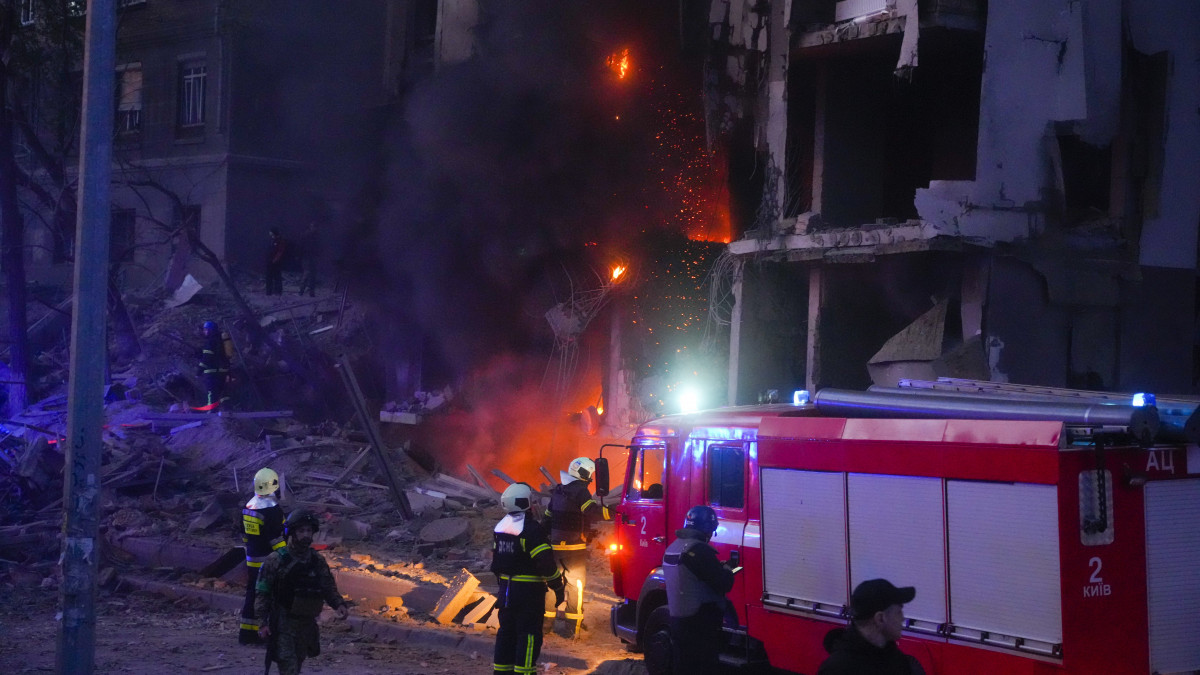 Tűzoltók dolgoznak a lángok megfékezésén, miután két nagy erejű robbanás rázta meg az ukrán fővárost, Kijevet 2022. április 28-án. Vitalij Klicsko kijevi polgármester közlése szerint az orosz erők rakétatámadást hajtottak végre. Az egyik rakéta egy pontosabban meg nem nevezett objektumot, a másik a mellette lévő lakóépületet találta el. Ezen a napon António Guterres ENSZ-főtitkár hivatalos látogatáson Kijevben tartózkodott.