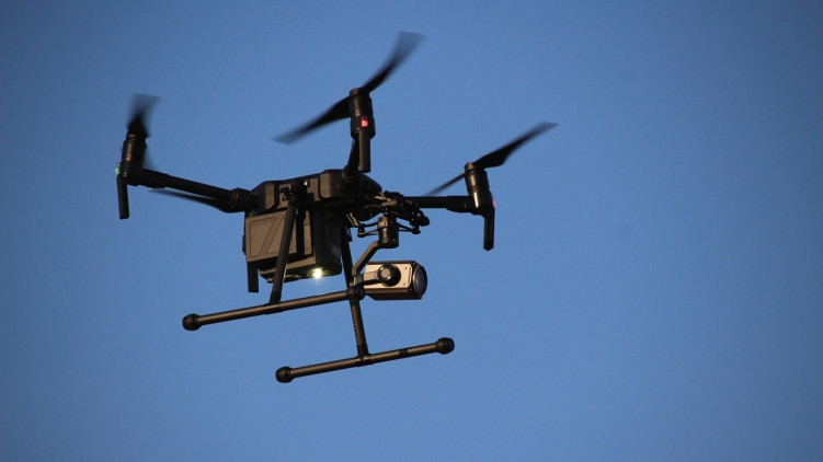 Rendszeresíti a drónos ellenőrzést az egyik megyei rendőrség – videó