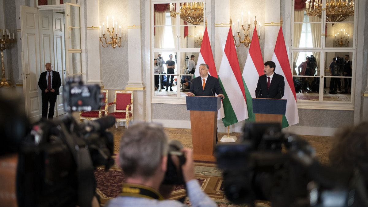 A Miniszterelnöki Sajtóiroda által közreadott képen Orbán Viktor miniszterelnök, az országgyűlési választásokon győztes Fidesz-KDNP pártszövetség miniszterelnök-jelöltje (b) és Áder János köztársasági elnök sajtónyilatkozatot tesz a Sándor-palotában 2022. április 29-én. Az államfő Orbán Viktort kérte fel a következő kormány megalakítására.