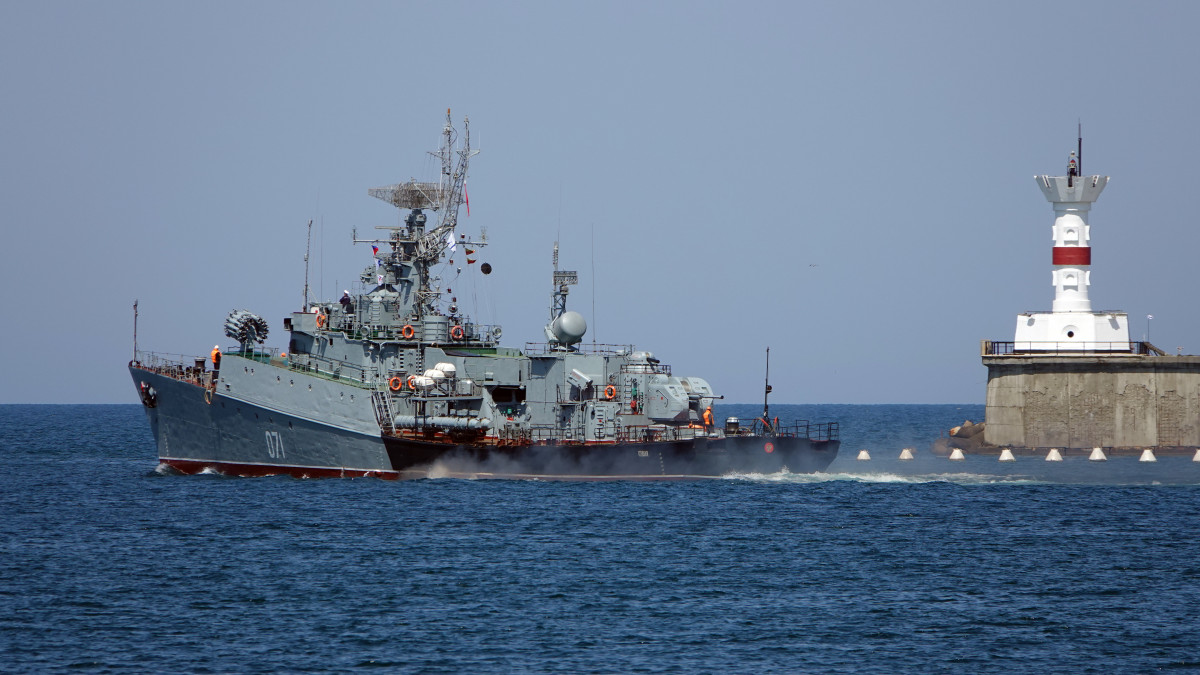 27 July 2019, Russia, Sewastopol: The Russian warship Suzdalets of the Russian Black Sea Fleet sails off the port of Sevastopol. The small submarine defence ship belongs to the project 1124M which was developed in Selenodolsk for coastal defence in the close range since 1963. Ships should be able to fight enemy submarines and, if necessary, lay minefields with sea mines. Photo: Ulf Mauder/dpa (Photo by Ulf Mauder/picture alliance via Getty Images)