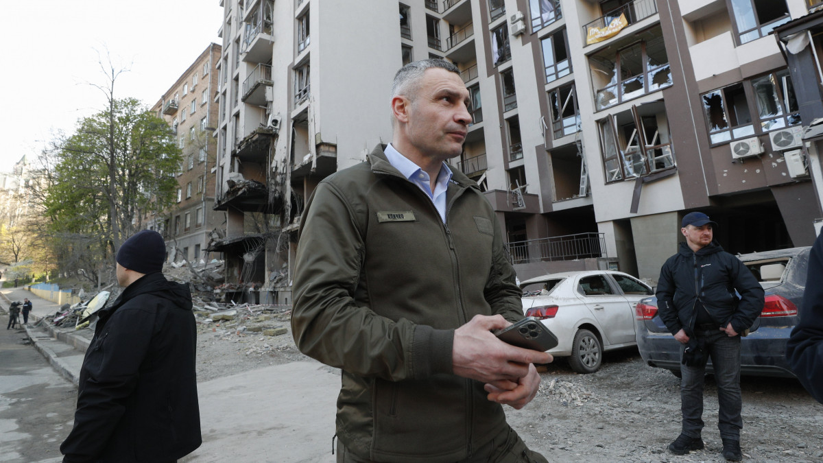 Vitalij Klicsko kijevi polgármester az előző napi orosz rakétatámadás helyszínén Kijevben 2022. április 29-én. Az egyik rakéta egy pontosabban meg nem nevezett objektumot, a másik a mellette lévő lakóépületet találta el. Ezen a napon António Guterres ENSZ-főtitkár hivatalos látogatáson Kijevben tartózkodott.