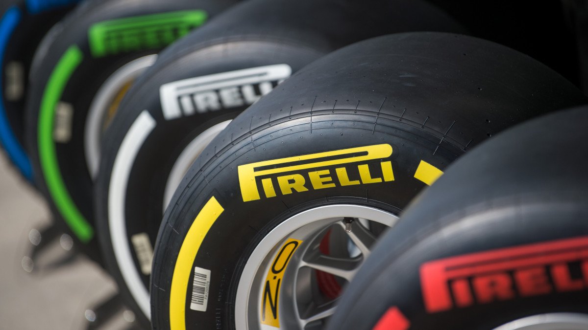 Pirelli gumik a Forma-1-es Magyar Nagydíj első napján a mogyoródi Hungaroringen 2019. augusztus 1-jén.