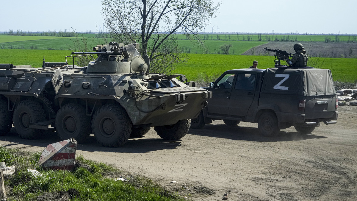 Orosz katonai jármű a délkelet-ukrajnai Mariupol kikötőjében, az önhatalmúlag kikiáltott Donyecki Népköztársaság területén 2022. április 29-én.
