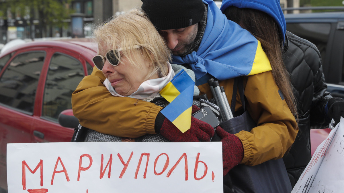 Táblákat tartó emberek demonstrálnak Kijevben 2022. április 30-án. A tüntetők a világ vezetőit kérik, hogy segítsenek humanitárius folyosók létrehozásában és a Mariupolban rekedt civilek és katonák kimenekítésében.