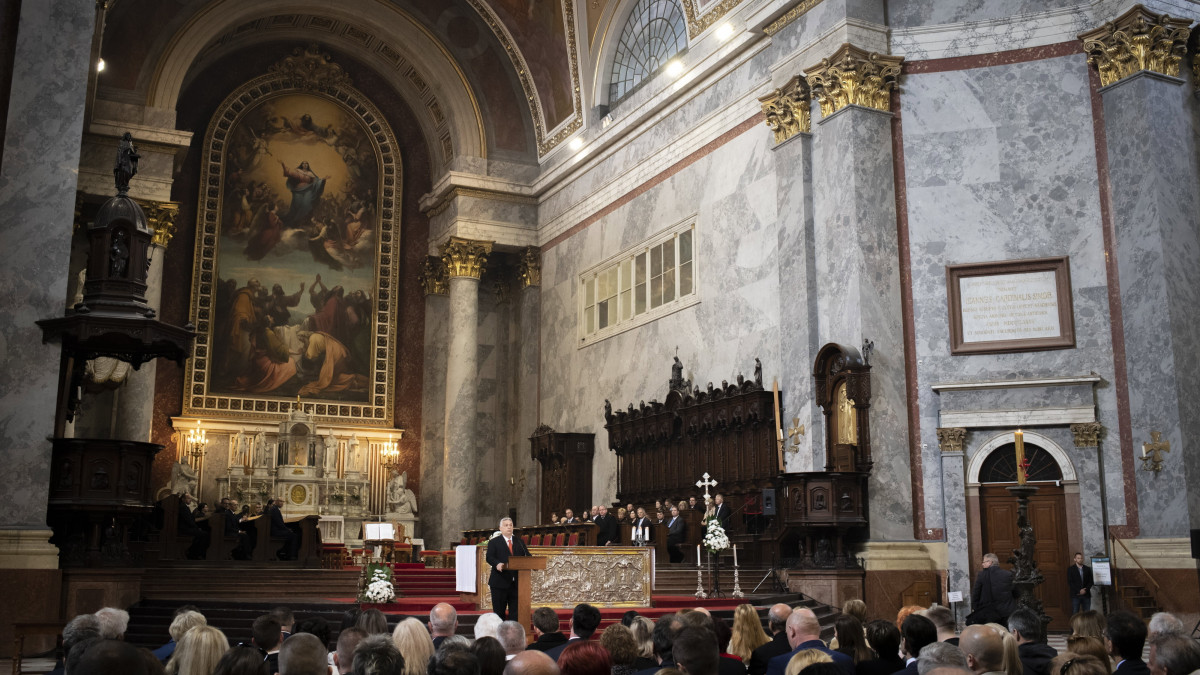 A Miniszterelnöki Sajtóiroda által közreadott képen Orbán Viktor miniszterelnök beszédet mond az Esztergom megyei jogú várossá nyilvánítása alkalmából tartott szentmisén az esztergomi bazilikában 2022. május 1-jén.