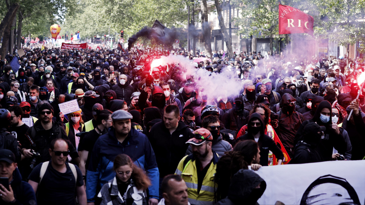 Résztvevők a munka ünnepe alkalmából rendezett párizsi felvonuláson 2022. május 1-jén.