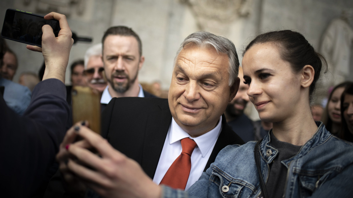 A Miniszterelnöki Sajtóiroda által közreadott képen Orbán Viktor miniszterelnök (k) közös fényképet készít résztvevőkkel az Esztergom megyei jogú várossá nyilvánítása alkalmából tartott szentmise után az esztergomi bazilika előtt 2022. május 1-jén.