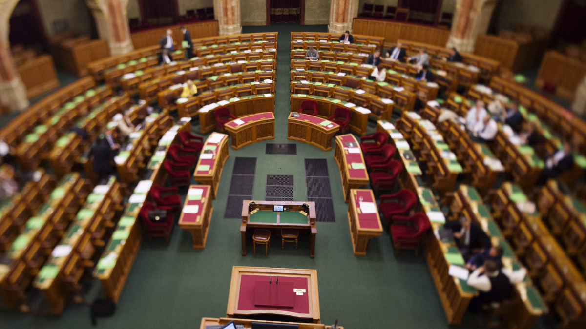 Az Országház felújított alsóházi ülésterme 2014. május 26-án.