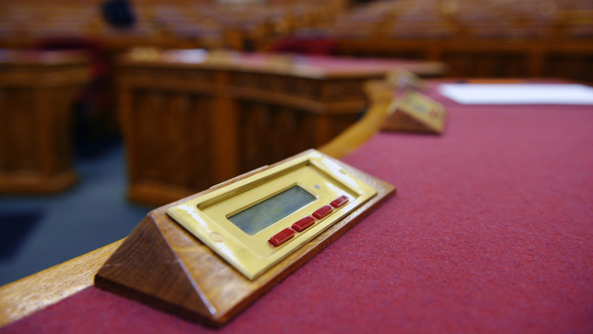 Szavazógép az Országház felújított alsóházi üléstermében 2014. június 2-án.