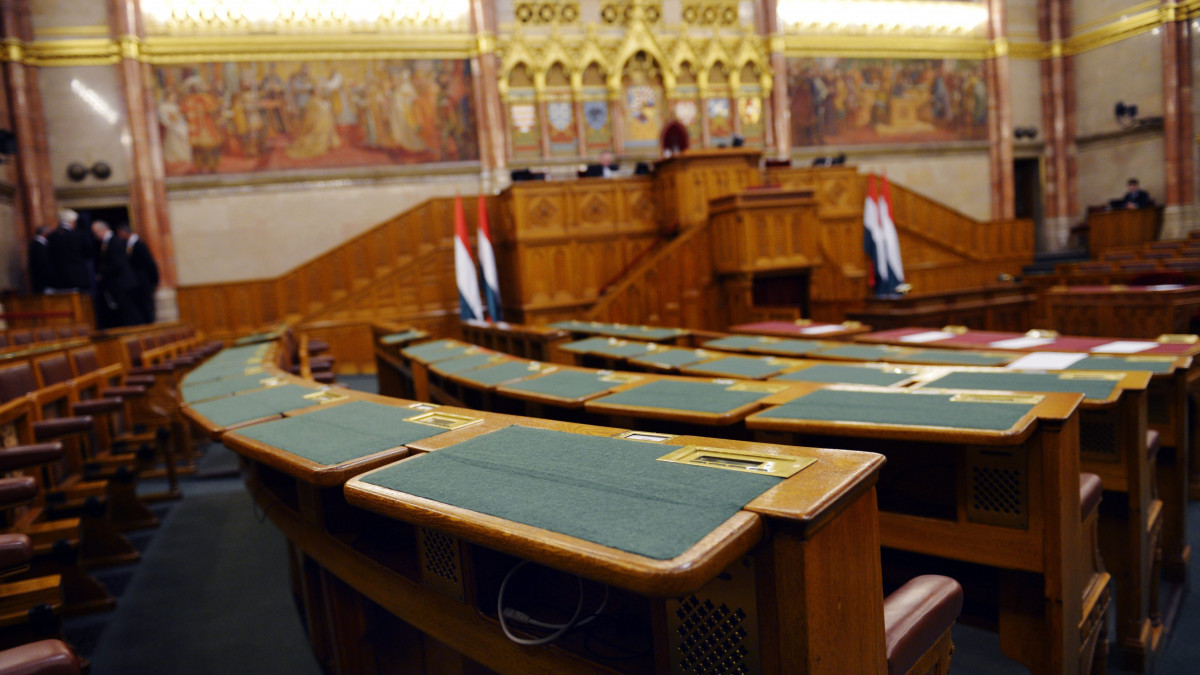 Az Országház felújított alsóházi ülésterme 2014. június 2-án.