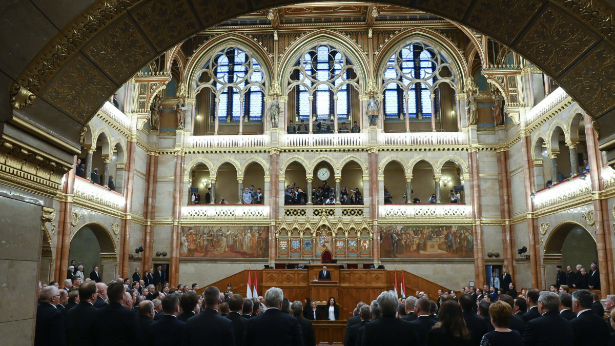 A Himnuszt éneklik az Országgyűlés alakuló ülésén a Parlamentben 2022. május 2-án. Középen Áder János köztársasági elnök.