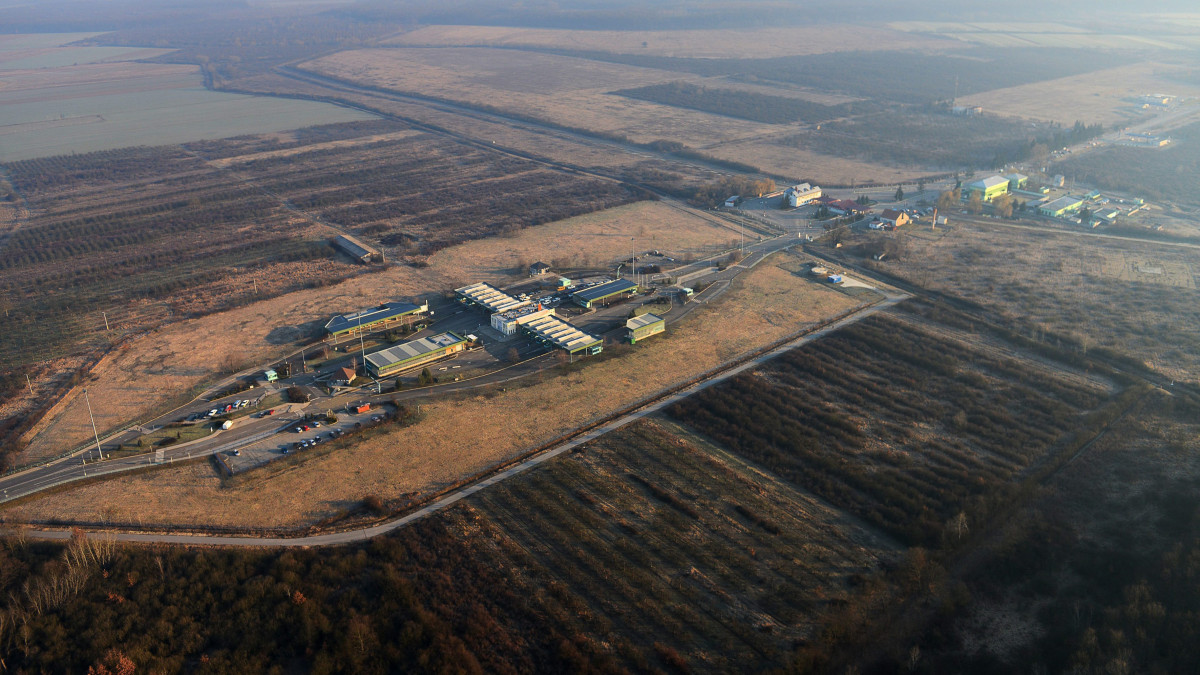 A beregsurányi határátkelőhely a magyar-ukrán határon 2015. március 10-én. A két ország közötti közlekedési kapcsolatok erősítése, a kétoldalú gazdasági kapcsolatok bővítése, valamint a határ menti régiók versenyképességének javítása érdekében a határátkelőhelyet jelentősen bővítik és teherforgalomra is alkalmassá teszik Beregsurány-Asztélynál. Jobbról az asztélyi határátkelőhely Ukrajnában.