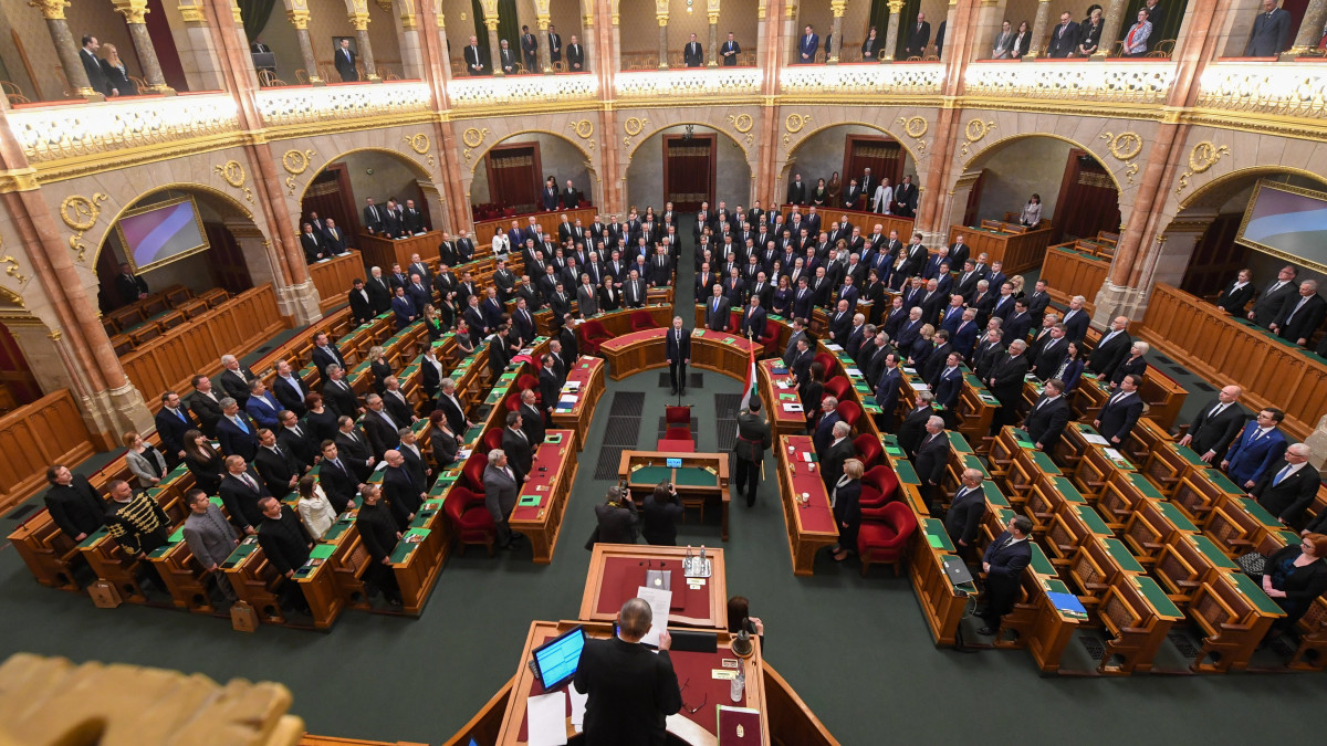 Kövér László, az Országgyűlés titkos szavazással megválasztott elnöke esküt tesz az Országgyűlés alakuló ülésén a Parlamentben 2022. május 2-án. Az egyedüli jelöltre érvényes szavazatot 183 képviselő adott le, közülük 170-en igennel, 13-an nemmel szavaztak. A patkó első sorában Semjén Zsolt miniszterelnök-helyettes és Orbán Viktor miniszterelnök (középen, b-j).