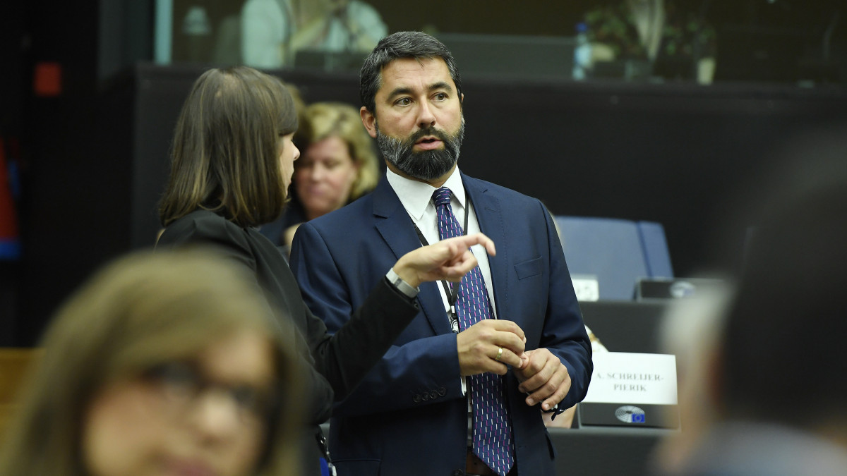 Hidvéghi Balázs, a Fidesz-KDNP EP-képviselője az Európai Néppárt képviselőcsoportjának ülésén az Európai Parlamentben (EP) Strasbourgban 2019. július 15-én.
