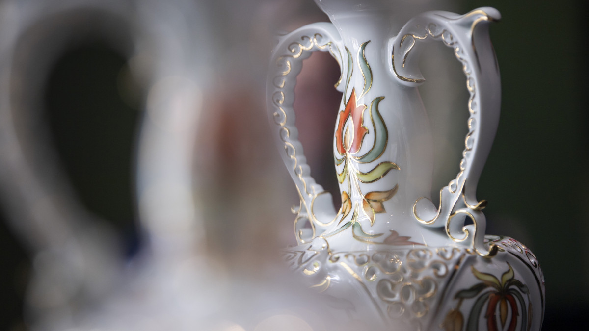 A Giro dItalia magyarországi szakaszgyőztesei részére Hollóházi porcelánból készült trófeák a Hollóházi Porcelánmanufaktúra budapesti bemutatótermében 2022. május 2-án.