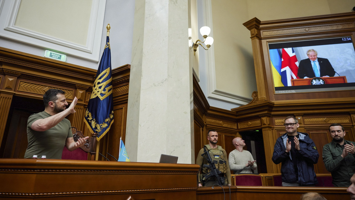 Az ukrán elnöki sajtószolgálat által közreadott kép Volodimir Zelenszkij ukrán elnökről (b) Boris Johnson brit miniszterelnök videokapcsolaton keresztüli felszólalása közben a kijevi parlamentben 2022. május 3-án.