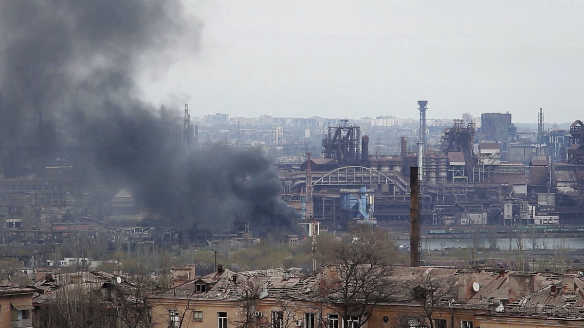 Videófelvételről készített képen fekete füst száll a magasba a mariupoli Azovsztal erőműnél 2022. május 3-án.