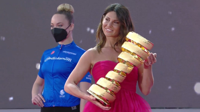 Giro dItalia: Zsúfolásig telt Hősök terén köszöntötték a csapatokat - videó