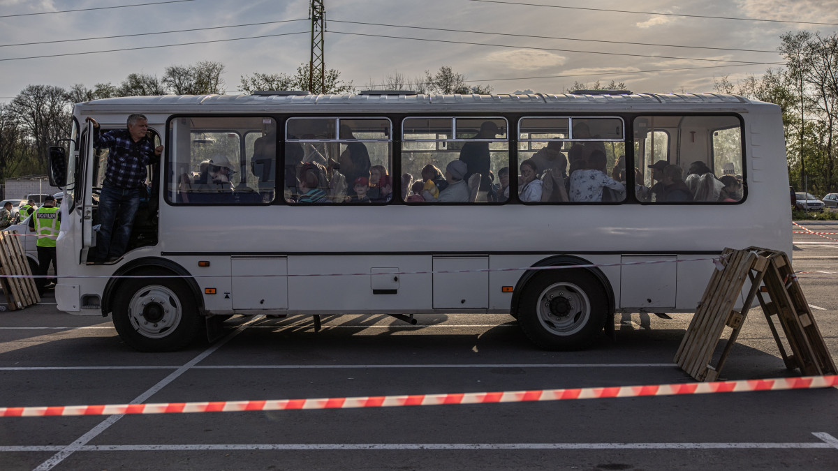 A mariupoli Azovsztal acélműből kimenekített emberek busszal érkeznek a délkelet-ukrajnai Zaporizzsjába 2022. május 3-án. Ukrán illetékesek szerint mintegy 100 civilt evakuáltak az acélgyárból, amely az utolsó ukrán ellenőrzés alatt álló terület Mariupolban.