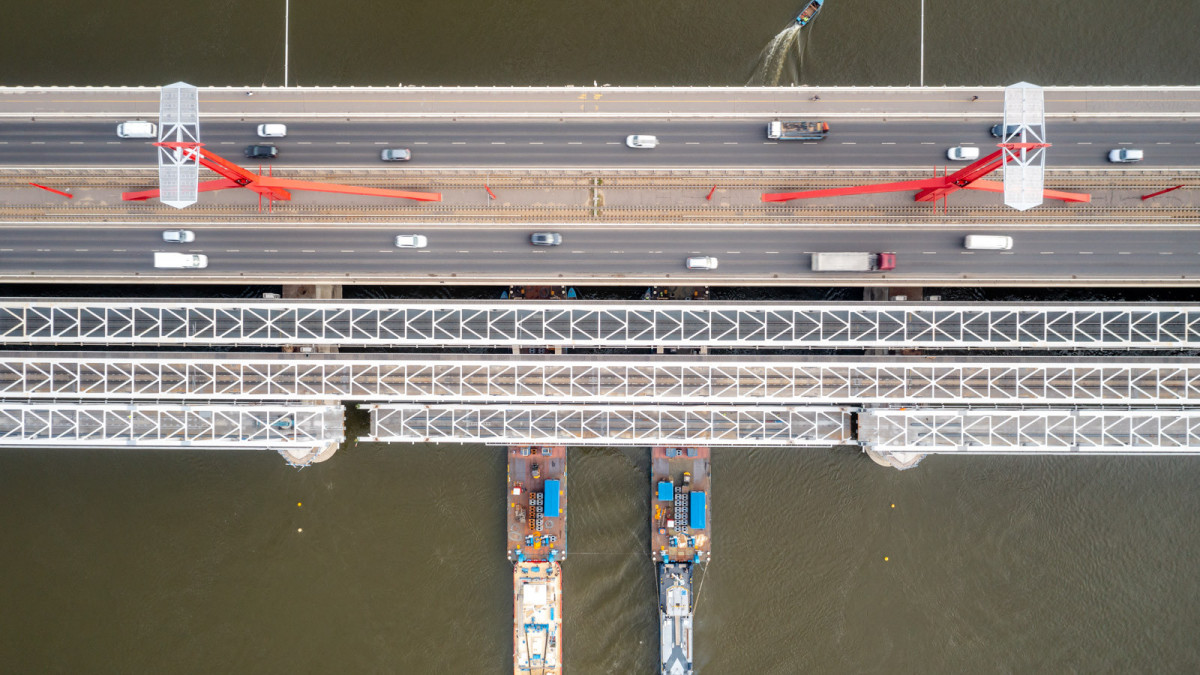 Véghajrában a Déli összekötő vasúti híd építése – képek
