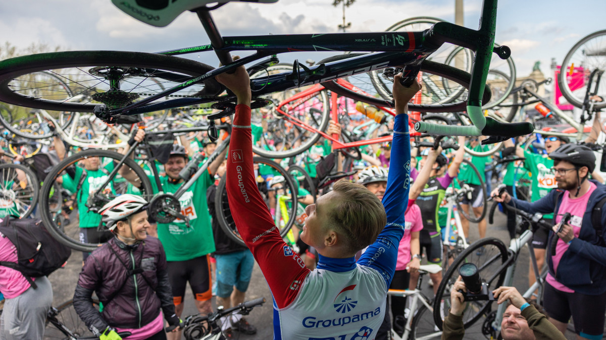 A Giro dItalia kerékpáros körversenyen induló Valter Attila, a Groupama-FDJ kerékpárcsapat tagja (háttal) a támogatóinak szervezett közös kerékpározás után, a Felvezető kör elnevezésű rendezvényen a Hősök terén 2022. május 3-án. A magyar versenyző ezer kerékpárossal tekert  keresztül a Városligeten a Giro dItalia Nagy Rajtjának helyszínére, a Hősök terére. A május 6-án rajtoló Giro első három szakaszát rendezik Magyarországon, amelyet korábban még egyik háromhetes verseny sem érintett.