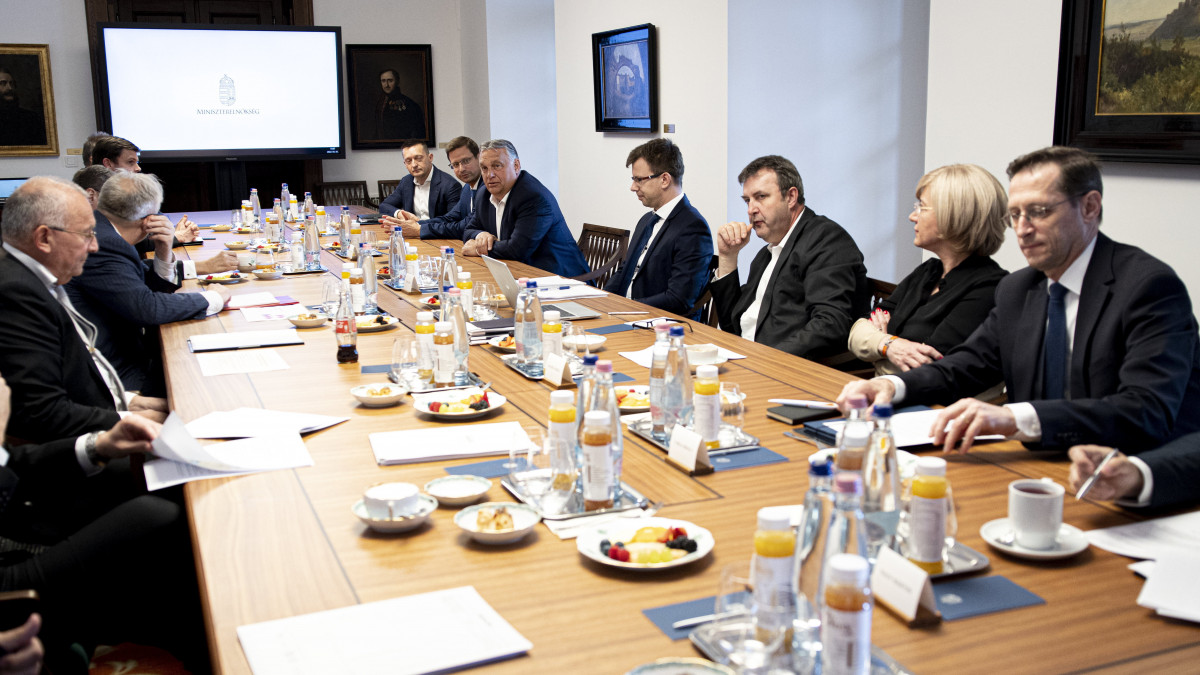 A Miniszterelnöki Sajtóiroda által közreadott képen Orbán Viktor miniszterelnök (j5) beszél az általa összehívott iparági egyeztetésen, amelyen Magyarország energiabiztonságáról tárgyaltak Brüsszel tervezett orosz olajembargója kapcsán a Karmelita kolostorban 2022. május 5-én. Az asztalnál jobbról balra: Varga Mihály pénzügyminiszter, Mager Andrea, a nemzeti vagyon kezeléséért felelős tárca nélküli miniszter, Palkovics László innovációs és technológiai miniszter, Bóka János, a miniszterelnök európai uniós kérdésekért felelős államtitkára, Gulyás Gergely, a Miniszterelnökséget vezető miniszter és Rogán Antal, a miniszterelnök kabinetfőnöke.