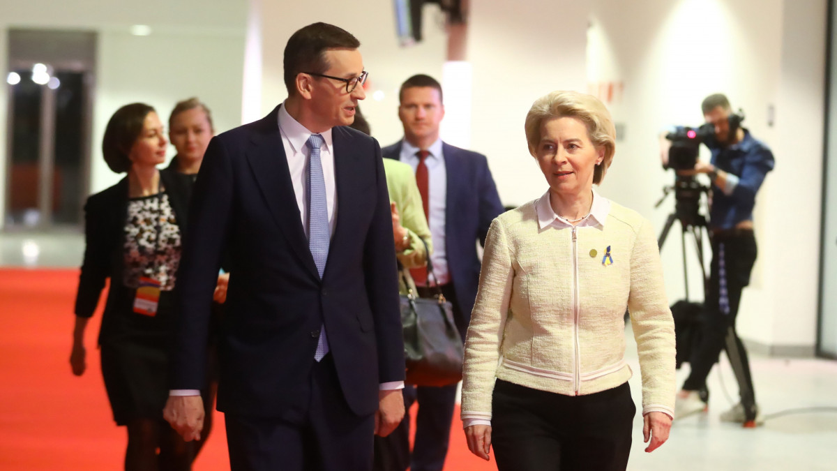 Mateusz Morawiecki lengyel miniszterelnök (b) és Ursula von der Leyen, az Európai Bizottság elnöke az Ukrajna megsegítése céljából rendezett nemzetközi adományozó konferenciára érkezik Varsóban 2022. május 5-én.