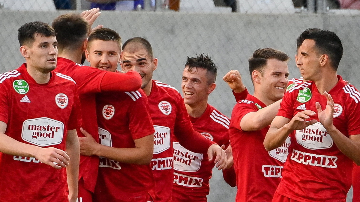 Második góljukat ünneplik a kisvárdai csapat tagjai a labdarúgó OTP Bank Liga 31. fordulójában játszott Kisvárda Master Good - Újpest FC mérkőzésen a kisvárdai Várkerti Stadionban 2022. május 5-én.