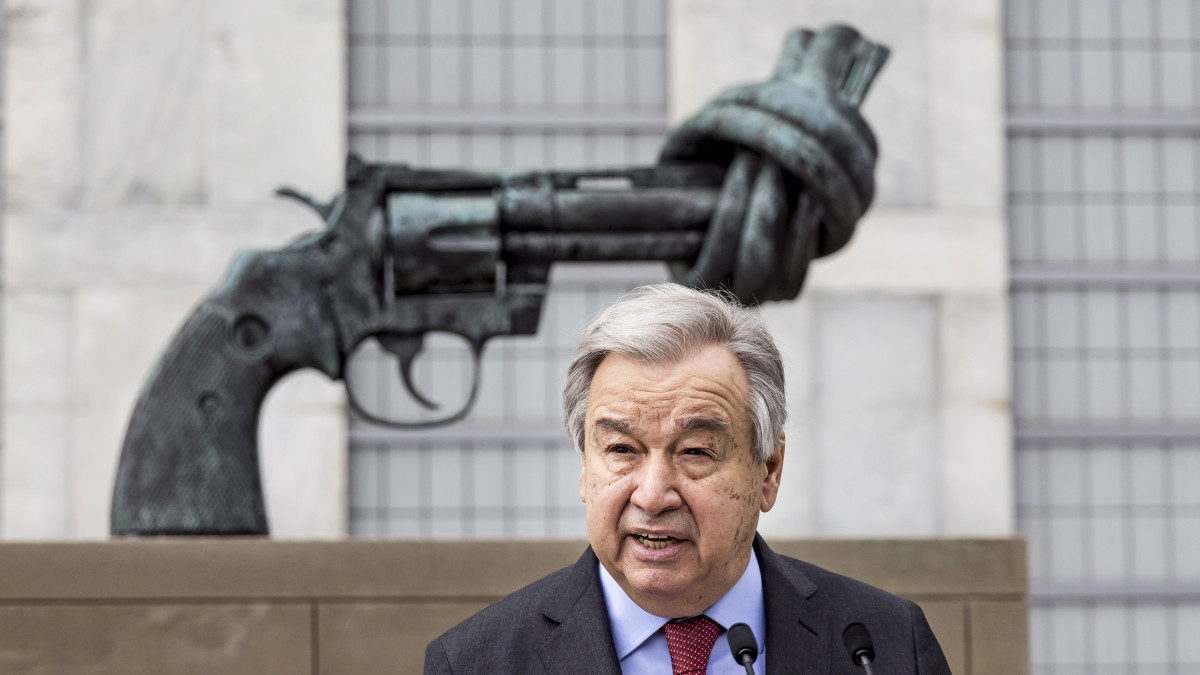 Antonio Guterres, az ENSZ főtitkára az ukrajnai humanitárius helyzetről beszél a világszervezet New York-i székháza előtt 2022. április 19-én. Mögötte Carl Fredrik Reuterswärd svéd szobrász és festő The Knotted Gun című szobra.