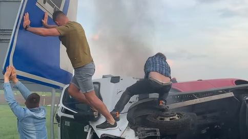 Égő kocsiból mentették ki a sofőrt – videó