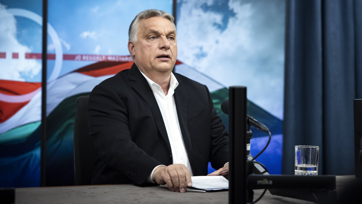 A Miniszterelnöki Sajtóiroda által közreadott képen Orbán Viktor miniszterelnök interjút ad a Jó reggelt, Magyarország! című műsorban a Kossuth Rádió stúdiójában 2022. május 6-án.
