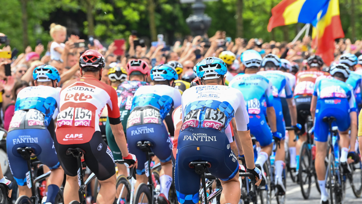 Elrajtol a Giro dItalia országúti kerékpáros körverseny Budapest és Visegrád közötti 195 kilométeres nyitóetapjának mezőnye a Hősök terén 2022. május 6-án. Ez az első alkalom, hogy Magyarországot érinti a háromhetes körverseny, a Giro 14. alkalommal rajtol Olaszországon kívül.